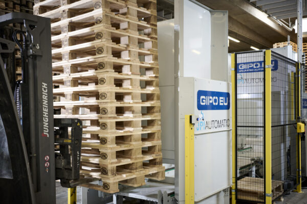 Automatisk palle ind og udfletning