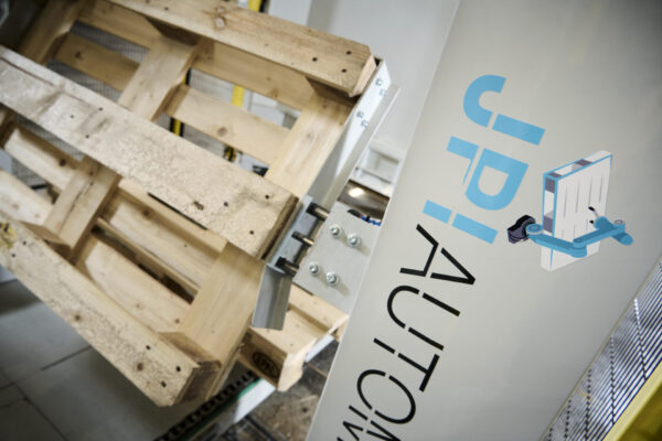 Automatisk palle ind og udfletning